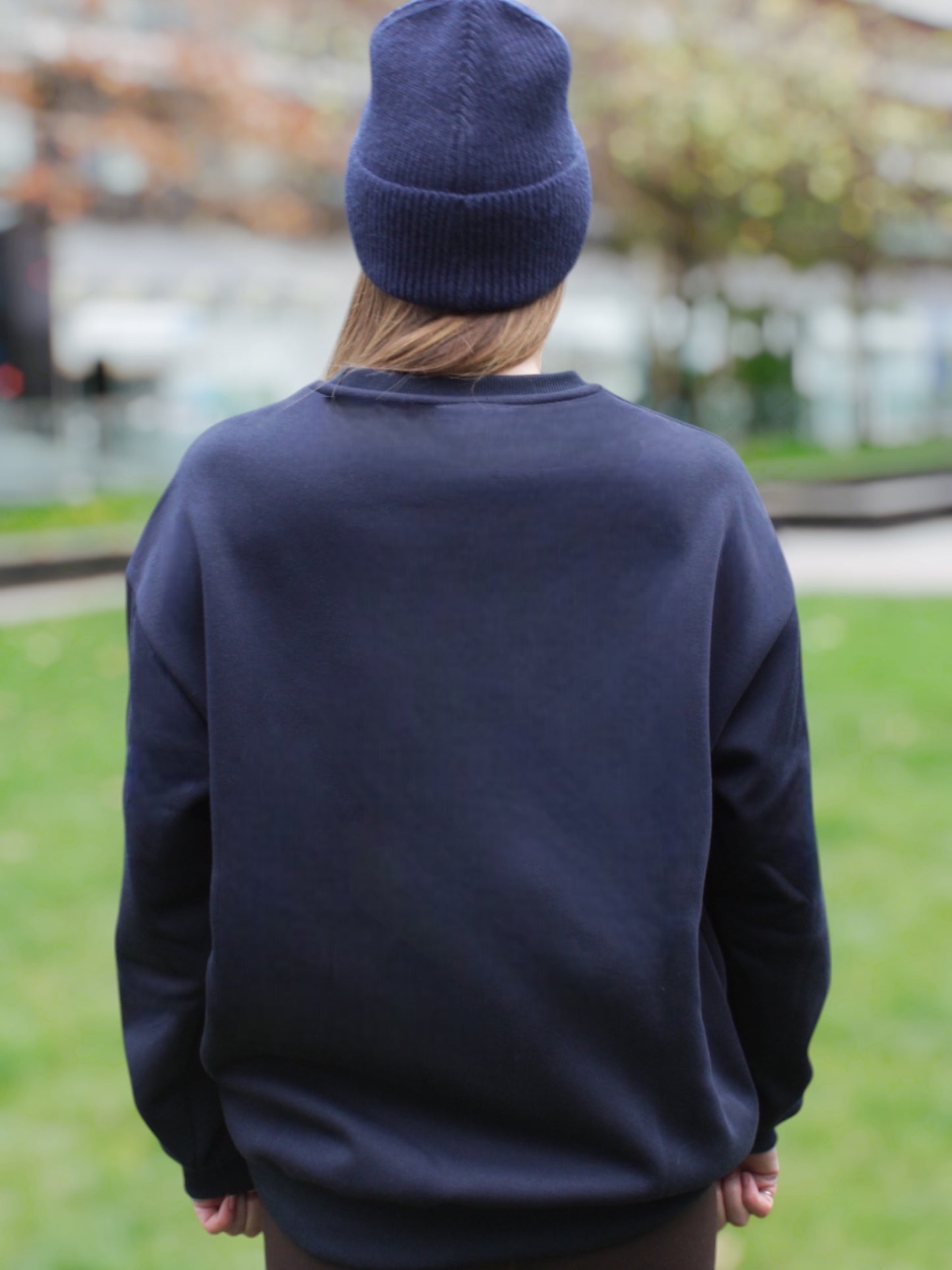 Ladies sweatshirt in navy for winter golf and outdoor activities, long length for improved comfort