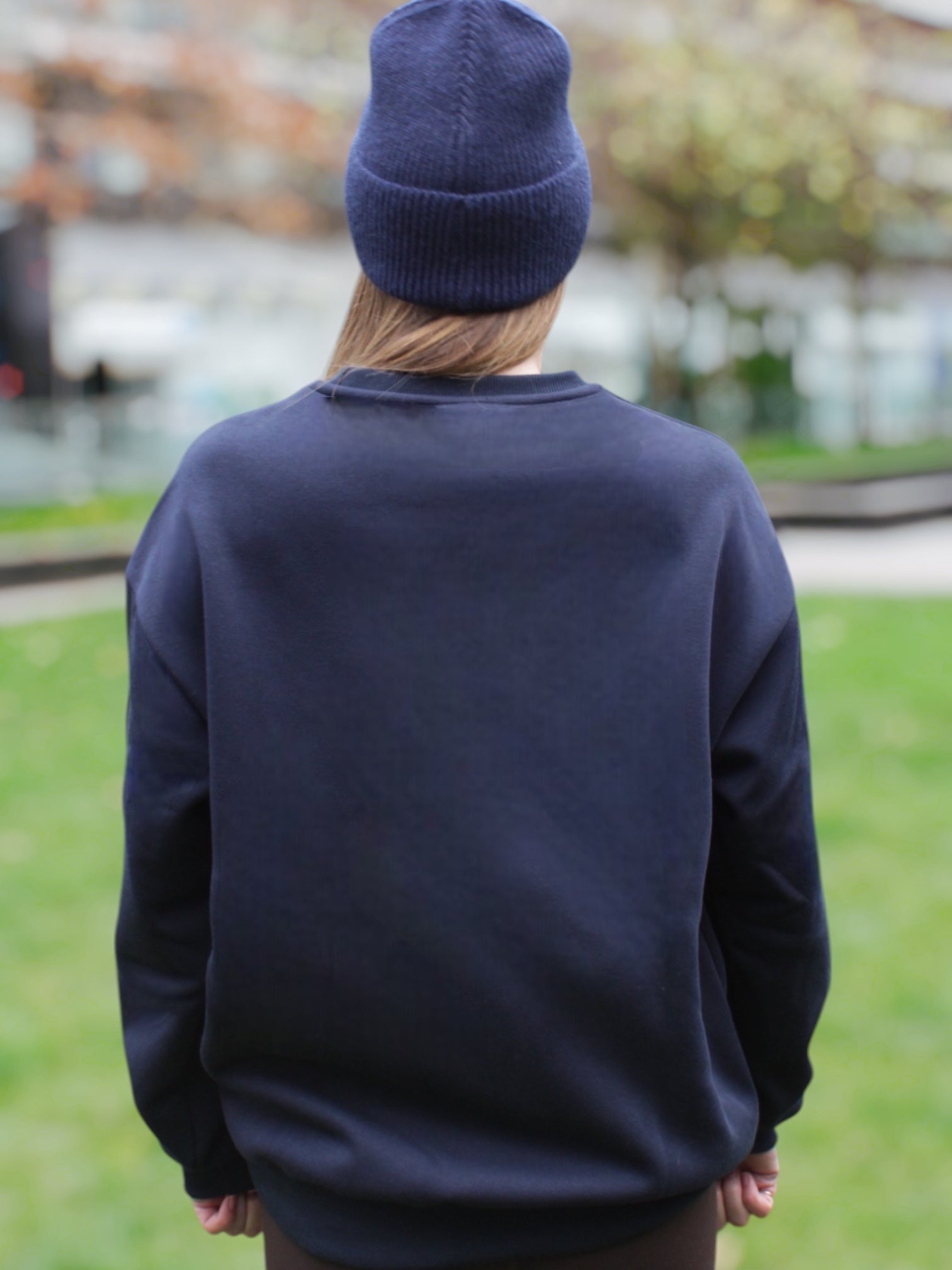 Ladies sweatshirt in navy for winter golf and outdoor activities, long length for improved comfort
